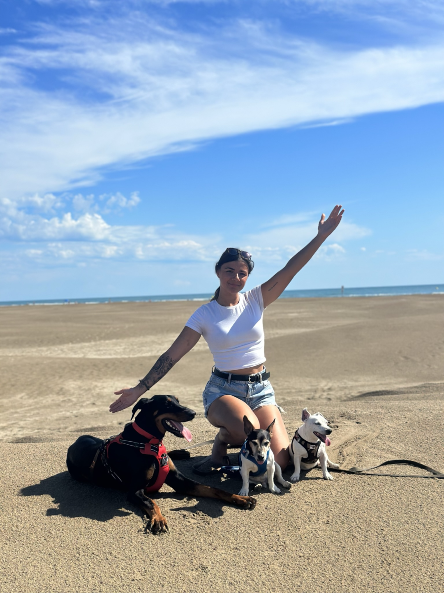 Un moment tout doux à la plage avec trois petits loustiques